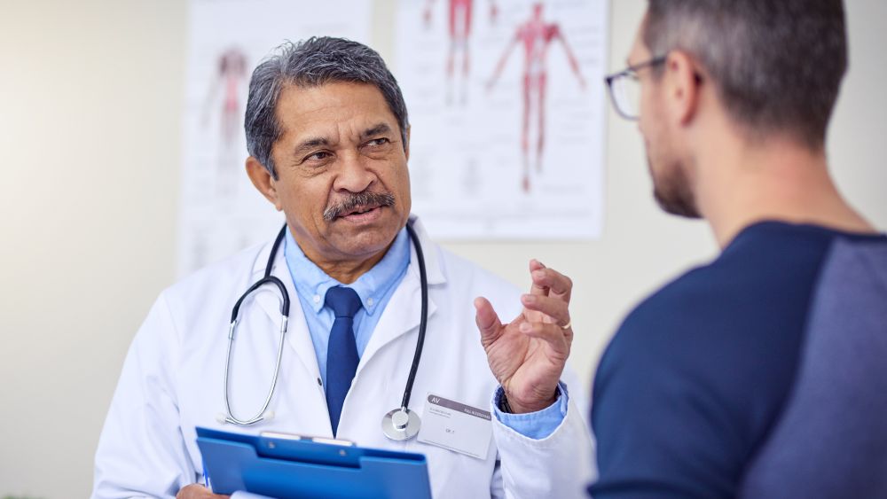 Doctor explaining early diagnosis